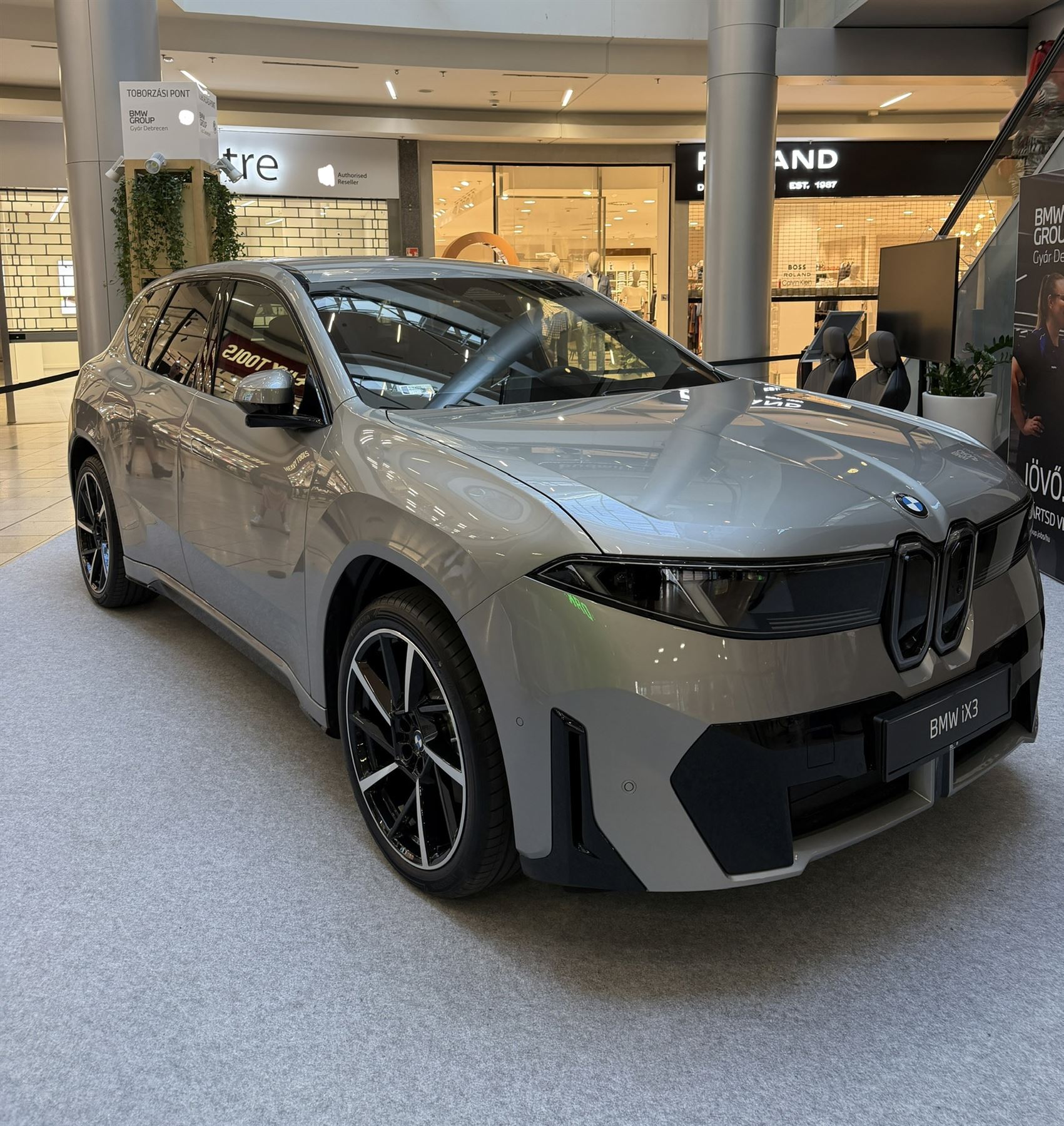 Kiállított BMW iX3 kívülről a CarLux kozmetikázása után
